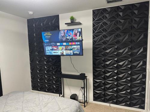 Una televisión o centro de entretenimiento en Cozy Stay with Pool Relax with Easy Access to Highway