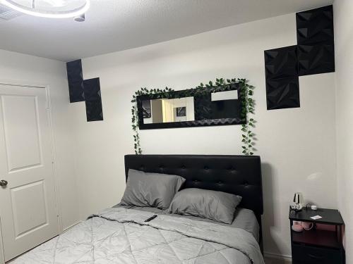 Un dormitorio con una cama y un espejo en la pared. en Cozy Stay with Pool Relax with Easy Access to Highway, en Maxwell