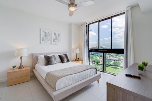 En eller flere senge i et værelse på 805MM DOWNTOWN DORAL CONDO 2 BEDROOMS & 2 BATHROOMS