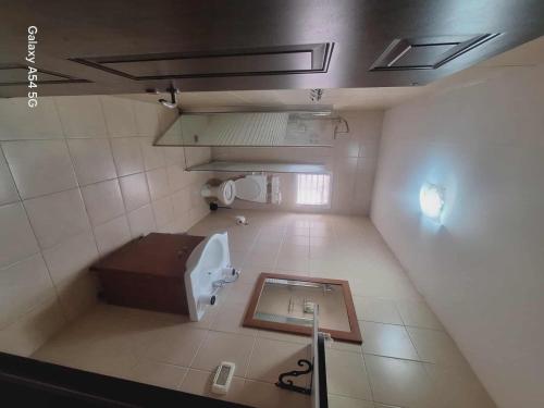 an overhead view of a bathroom with a urinal at יחידת נוף לגלבוע in Bet Sheʼan