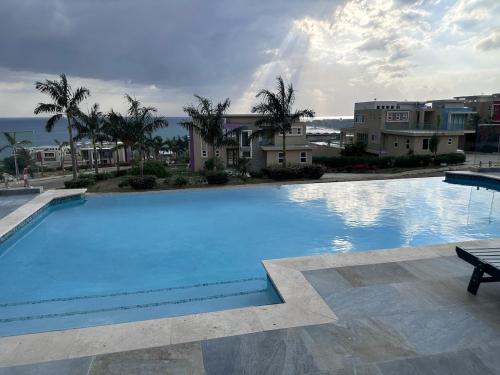 Bazén v ubytování OneLoveVilla, Oceanview beach house, Whitehouse JA nebo v jeho okolí