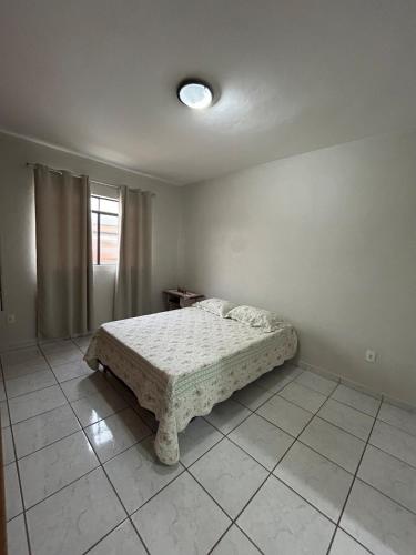 a bedroom with a bed in a room at Apartamento no Centro de Mariana in Mariana