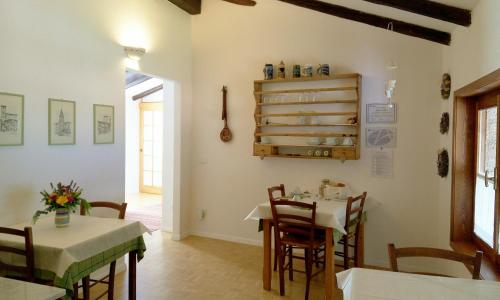 a kitchen and dining room with a table and chairs at B&B Casa Brunelli in Trento
