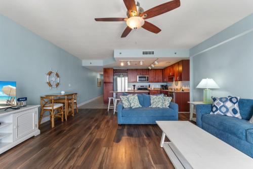 Istumisnurk majutusasutuses Stylish Resort Condo! Steps to Beach & Restaurants! by Dolce Vita Getaways PCB