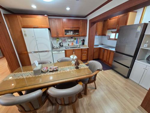a kitchen with a large wooden table and chairs at 따뜻한 구미 금오산 감성하우스, 50평 단독으로 사용하는 Holiday house in Namt'ong-dong