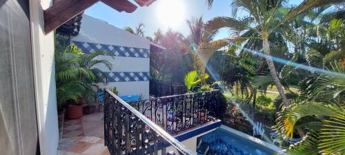 a balcony of a house with palm trees at La Villa du Golf à Cancun Hotel Boutique in Cancún
