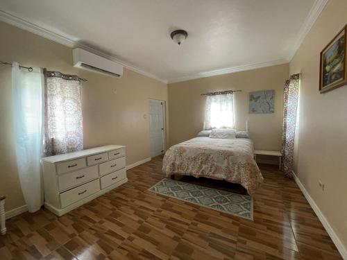 Una cama o camas en una habitación de Cozy Place 2