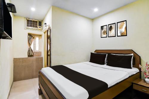Calcutta Bara BazarにあるHotel O Bhagirathi Guest Houseの部屋にベッドがある寝室