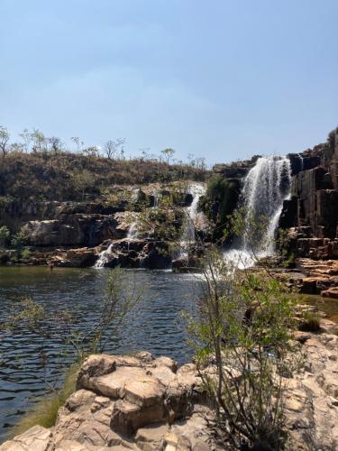 アウト・パライーゾ・デ・ゴイアスにあるQuarto privativo com banheiroの水の滝