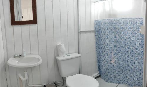 Ένα μπάνιο στο Suítes Simples Casa Madeira - Blumenau