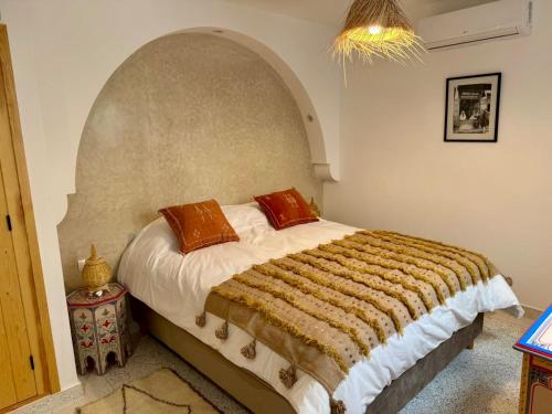 Ένα ή περισσότερα κρεβάτια σε δωμάτιο στο Riad Lalla Naty