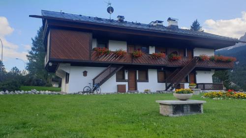 Κήπος έξω από το Apartment 5 Torri, tipico attico a Cortina