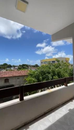 een uitzicht vanaf het balkon van een gebouw bij Pousada em Ilhéus in Ilhéus