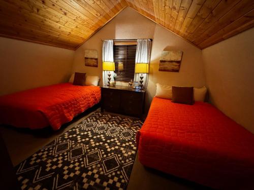 Ένα ή περισσότερα κρεβάτια σε δωμάτιο στο Quiet Cabin Retreat
