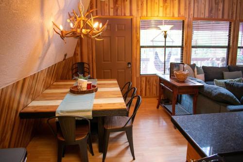 Un comedor con una mesa y un sofá. en Quiet Cabin Retreat, en Duck Creek Village