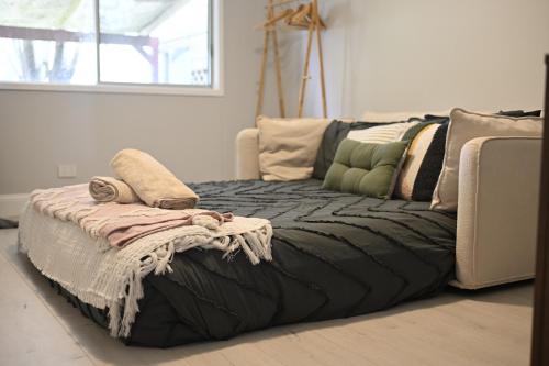 Postel nebo postele na pokoji v ubytování Riverside Retreat