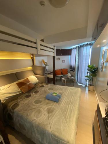 a bedroom with a large bed with a blue box on it at MM Cozy Cabin in San Fernando