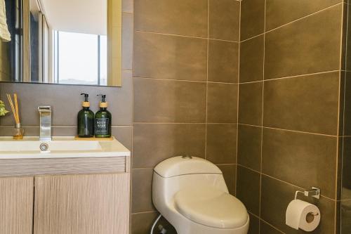a bathroom with a toilet and a sink at Apartaestudio cerca centros comerciales -Refugio romantico in Ibagué