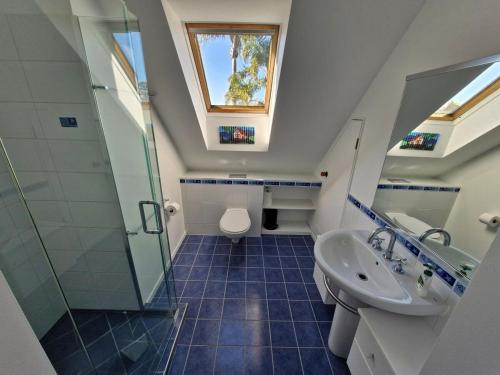 凯里凯里Garden Oasis的带水槽、淋浴和马桶的浴室