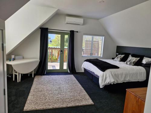 凯里凯里Garden Oasis的一间带床、浴缸和水槽的卧室