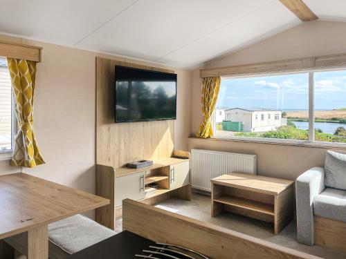 TV a/nebo společenská místnost v ubytování Waterside Lodge