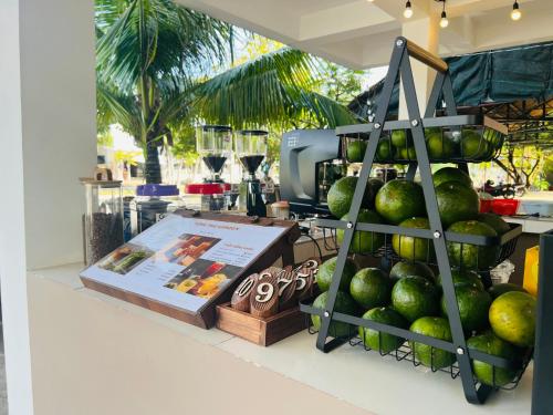 Una tienda con una exhibición de cocos en un estante. en Tùng Thư Garden, en Hà Tiên
