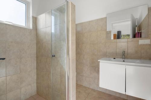 a bathroom with a shower and a sink at luxe villa met panormisch zicht en privézwembad in Fontein