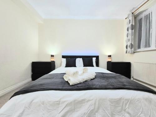 Postel nebo postele na pokoji v ubytování Crescent House - 3 Bedrooms, 2 bathrooms, large lounge, sunny conservatory, full kitchen, parking for 2 cars