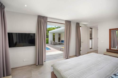 Postel nebo postele na pokoji v ubytování Exclusieve Villa Met Privzwembad - Lxry 4