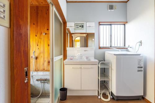 Kuchyň nebo kuchyňský kout v ubytování 那須グランドヴィラ 那須の中心地 屋根付きデッキでBBq カラオケ 自然に囲まれた静かな環境 での団欒