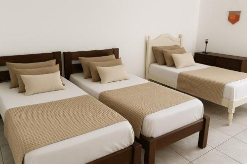 ein Zimmer mit drei Betten in einem Zimmer in der Unterkunft Nature and Comfort House with Pool 10 people 1h from SP in São Roque