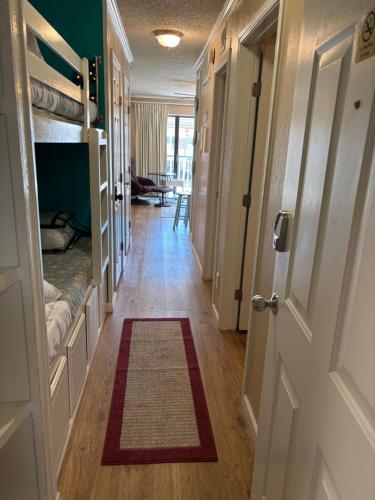 un pasillo con una puerta y una alfombra en el suelo en Seawall Breeze One bedroom Condo in Galveston, en Galveston