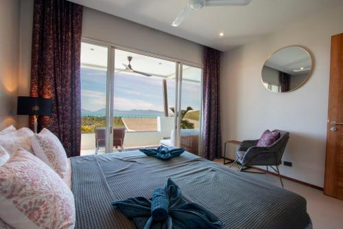 Ένα ή περισσότερα κρεβάτια σε δωμάτιο στο C242 Panoramic Sea View 2BR Infinity Pool & Gym