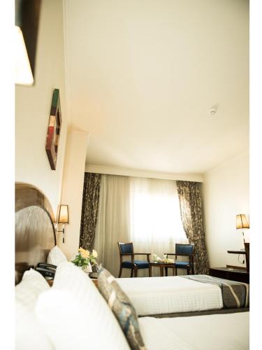 Katil atau katil-katil dalam bilik di Cherry Maryski Hotel