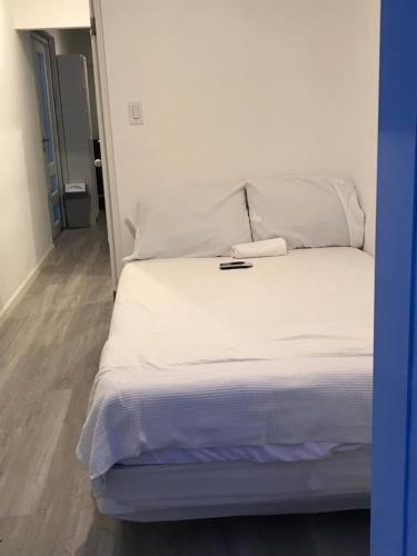 a large white bed in a white room at Casa Nostra Vagón in Coamo