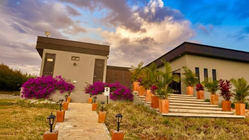 Un jardín fuera de LUZ DE LUNA mesa de los santos house