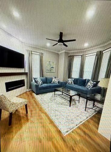 Et opholdsområde på Cozy Condo Near Portsmouth Naval