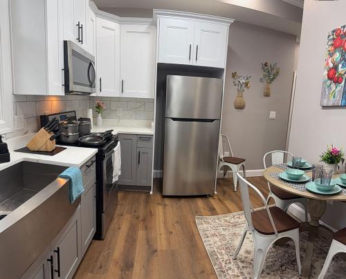 Køkken eller tekøkken på Cozy Condo Near Portsmouth Naval