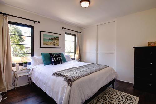 Un dormitorio con una cama grande y una ventana. en West Beach Villa 3 & 4, en Santa Bárbara