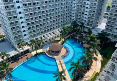 Bazén v ubytování SHELL RESIDENCES-TOWER B UNIT 1122 by ISLANDFRONT HOSPITALITY nebo v jeho okolí