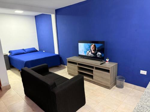 a blue room with a tv and a bed at Casa Azul in La Quiaca