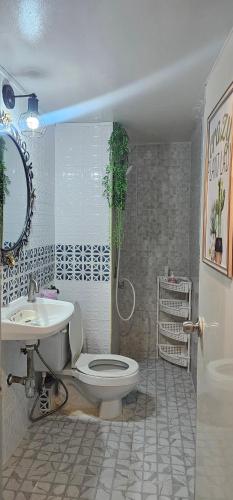 a bathroom with a toilet and a sink at Hotel pretty rooms in Pak Kret
