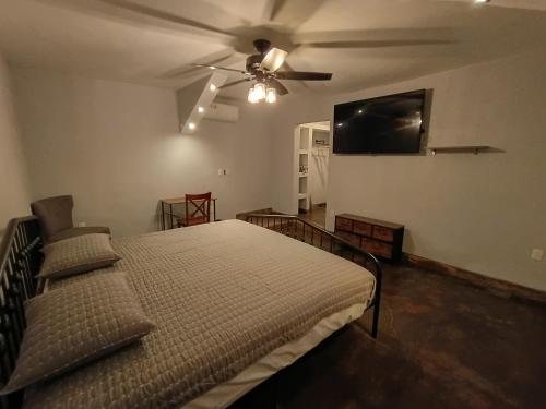 a bedroom with a bed and a ceiling fan at Casa Kanaph in Reynosa