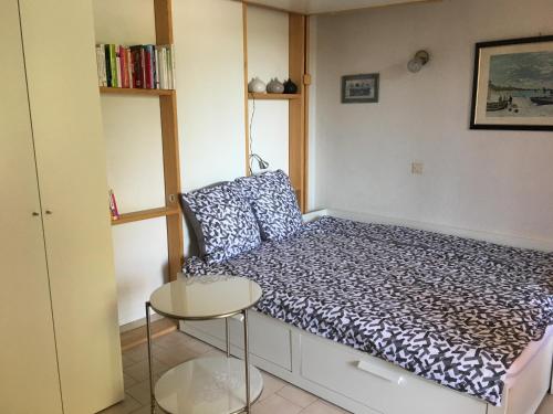 een kleine kamer met een bed en een tafel bij Villa Thermae in Gréoux-les-Bains