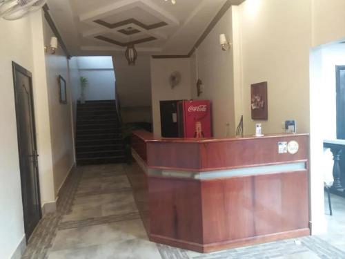 un'aula di tribunale con podio e scale in un edificio di Soksan Villa a Battambang