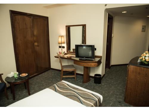 Televisyen dan/atau pusat hiburan di Cherry Maryski Hotel