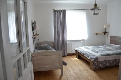 sypialnia z łóżkiem i oknem w obiekcie Ubytovaní U lomu w mieście Mikulov