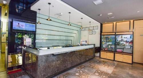 a bar in a restaurant with a large counter at Jinjiang Inn Style Shijiazhuang Zhongshan Xi Road Yuxi Park in Shijiazhuang