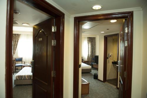 Katil atau katil-katil dalam bilik di Cherry Maryski Hotel