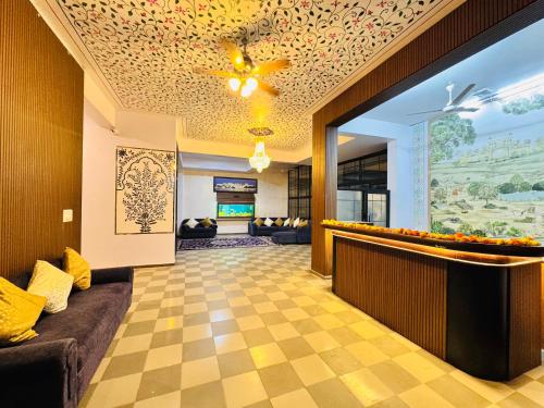 ウダイプールにあるHotel Lake Vista Staysの待合室のあるホテルのロビー